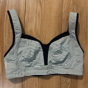 34C Lululemon Ta Ta Tamer II Hyper Stripe Angel Wing Bra Logo Black White EUC